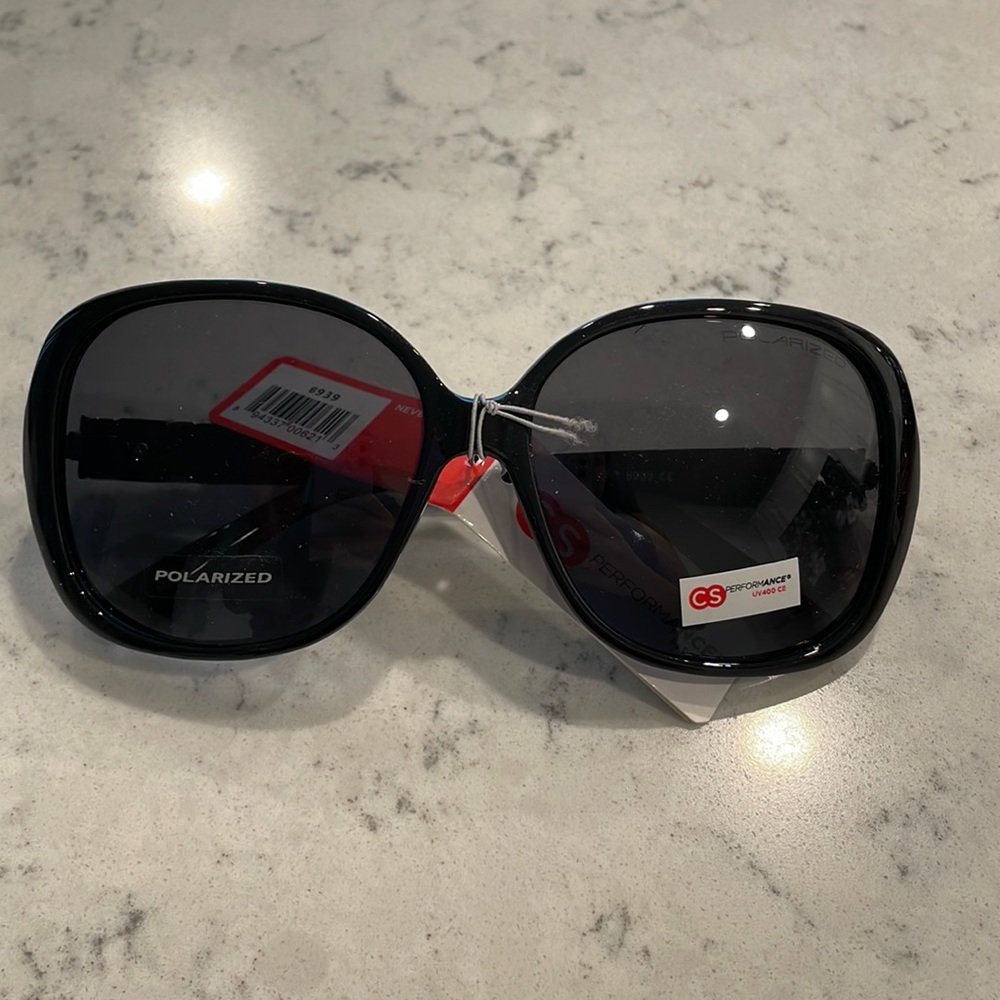 New with tags never worn black sunglasses